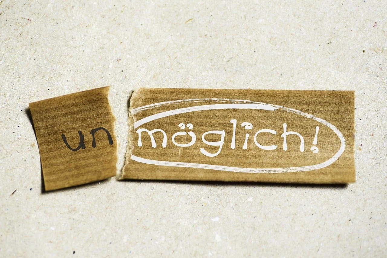Ein zerrissenes Kartonschild macht aus «unmöglich» ein «möglich»