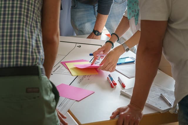 Teilnehmende erarbeiten im Workshop gemeinsam Lösungen