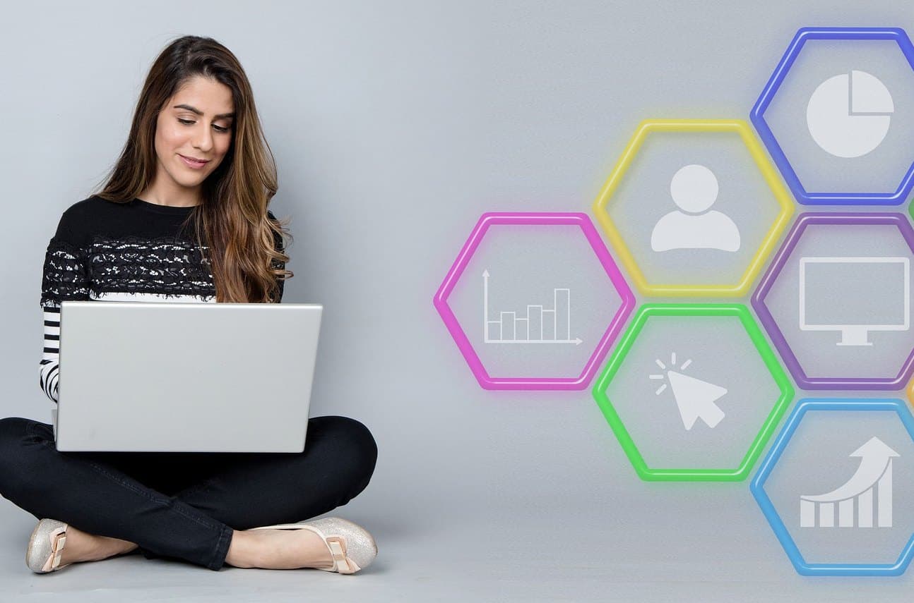 Frau mit Laptop wählt aus visualisierten Modulen ihr Programm